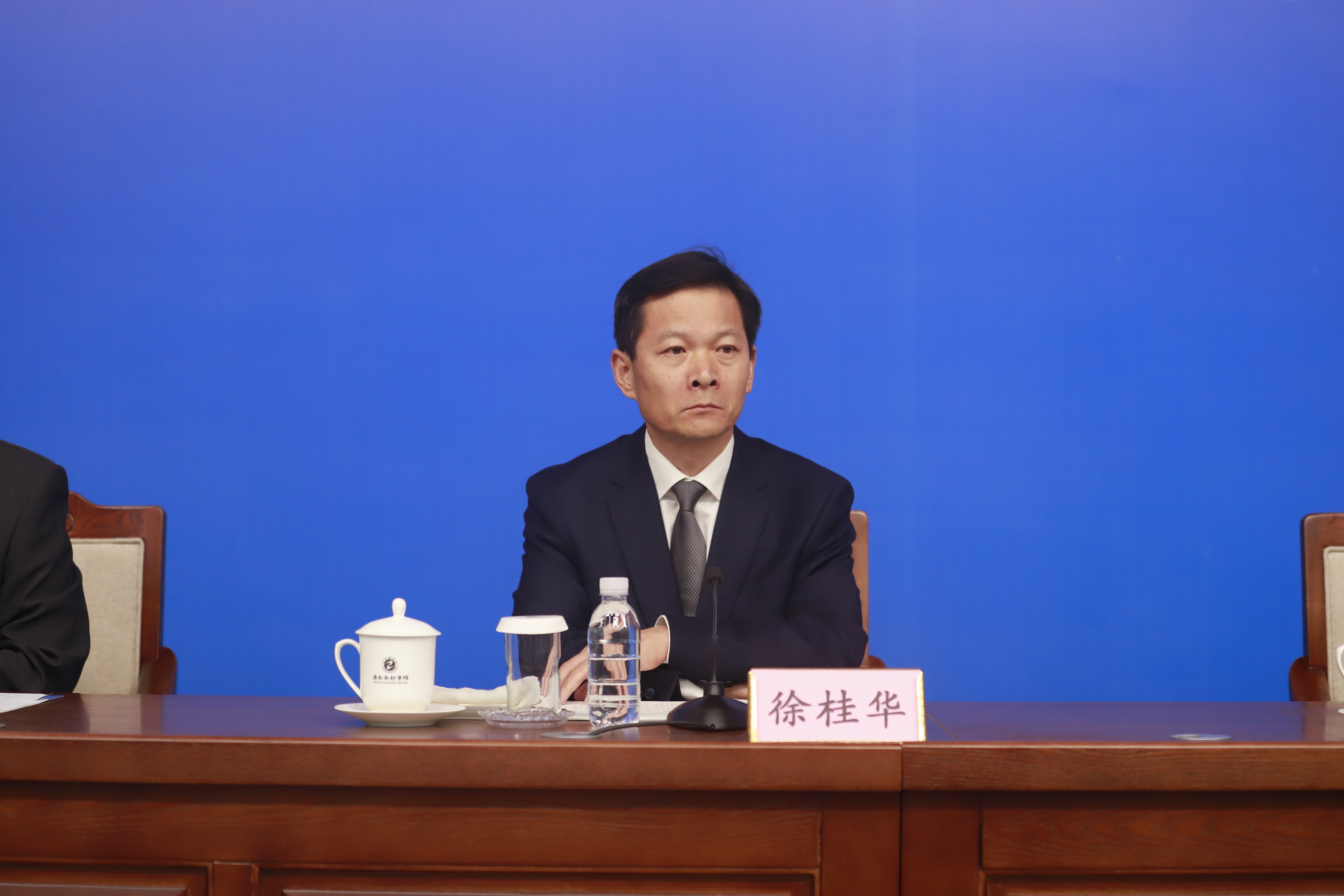 市政府党组成员、秘书长 徐桂华