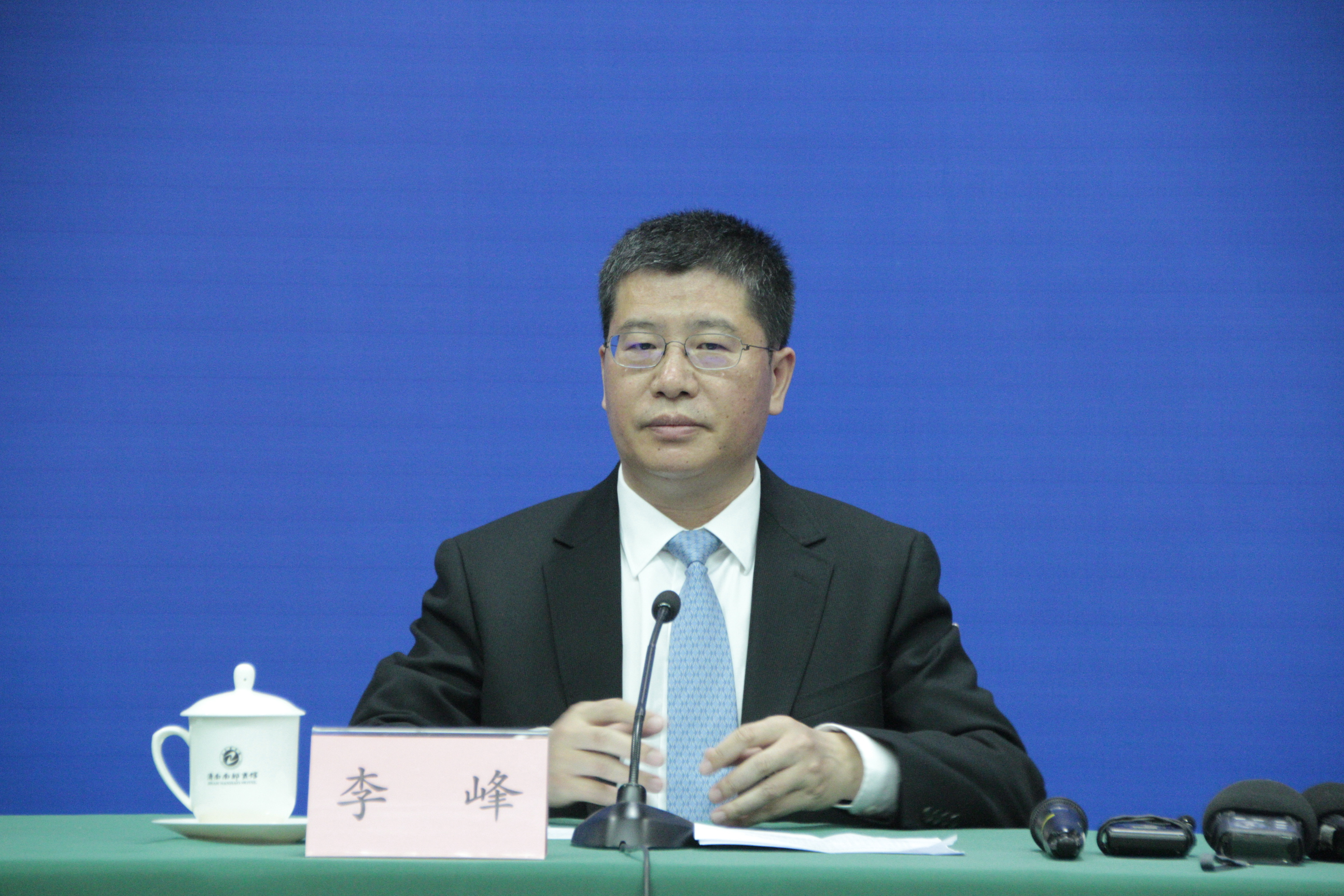 财政厅党组成员、副厅长 李峰